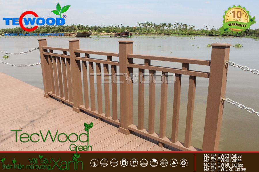 Trụ cột gỗ nhựa làm hàng rào tại bến cảng Bình Mỹ